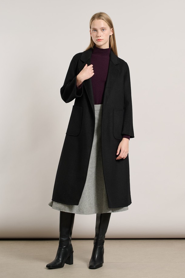 [25WT] 벨티드 핸드메이드 코트 - BLACK A5WAH88299는 미니멀하고 클래식한 스타일을 추구하는 여성 고객을 위한 롱 기장의 핸드메이드 코트입니다. 울 소재로 제작되어 두꺼운 두께감을 자랑하며, 가을과 겨울 시즌에 따뜻하게 착용할 수 있습니다. 블랙 컬러의 무지 디자인은 어떤 룩에도 쉽게 매치할 수 있으며, 벨트 디테일로 허리 라인을 강조하여 세련된 실루엣을 연출합니다. 오피스룩, 출근룩, 모임룩 등 다양한 TPO에 활용 가능하며, 시크하고 세련된 스타일을 완성해 줍니다. 긴 소매 기장과 루즈핏으로 편안함과 스타일을 동시에 만족시키는 아이템입니다.
