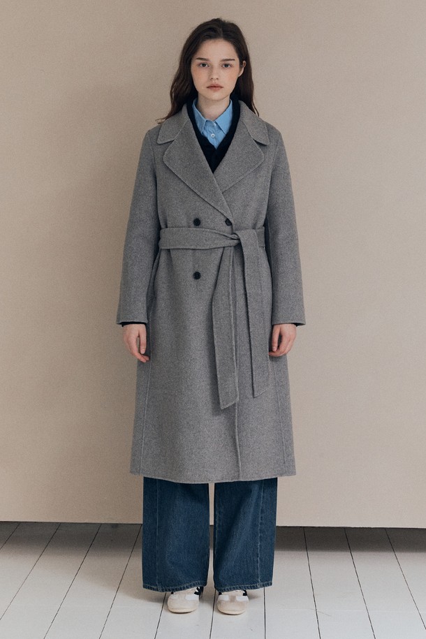 [25WT] 핸드메이드 더블 코트 - DARK GRAY A5WBH83117는 여성 고객을 위한 아우터입니다. 다크 그레이 컬러의 무지 디자인으로, 클래식하고 미니멀한 스타일을 연출합니다. 울 소재의 롱 기장 핸드메이드 더블 코트로, 가을과 겨울에 두꺼운 두께감으로 따뜻하게 착용할 수 있습니다. 테일러드 칼라와 긴 소매, 레귤러 핏으로 세련된 오피스룩, 출근룩, 모임룩을 완성해보세요.
