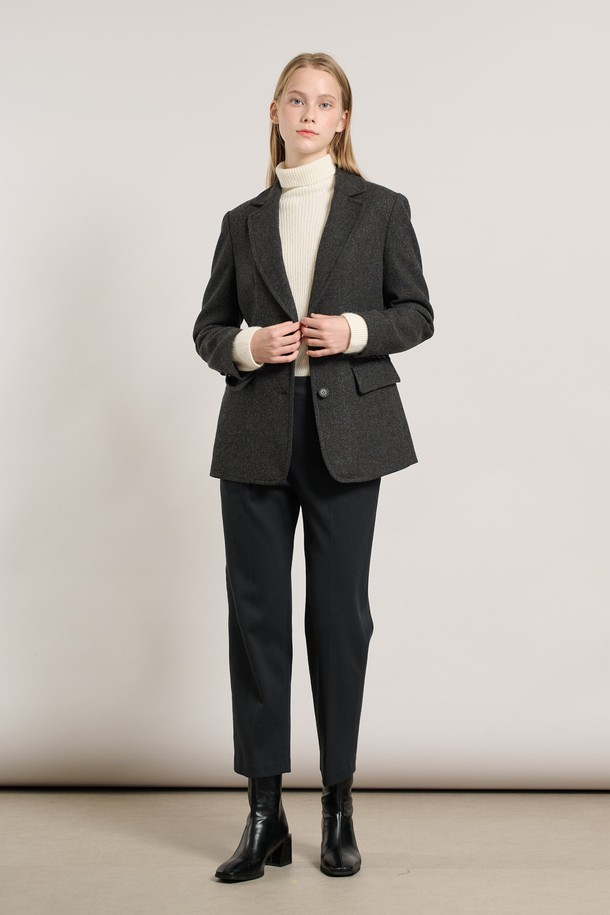 [25WT] 스티치 싱글 재킷은 차콜 그레이 색상의 여성용 싱글 재킷입니다. 울 소재에 두꺼운 두께감으로 봄, 가을 시즌에 착용하기 좋으며, 일상 및 오피스룩, 출근룩, 모임룩 등 다양한 TPO에 활용할 수 있습니다. 베이직하고 클래식한 스타일을 기반으로, 미니멀한 무드를 더해 세련된 룩을 연출합니다. 레귤러 핏에 긴 소매와 싱글 버튼 여밈, 그리고 스티치 디테일이 돋보이는 디자인입니다.
