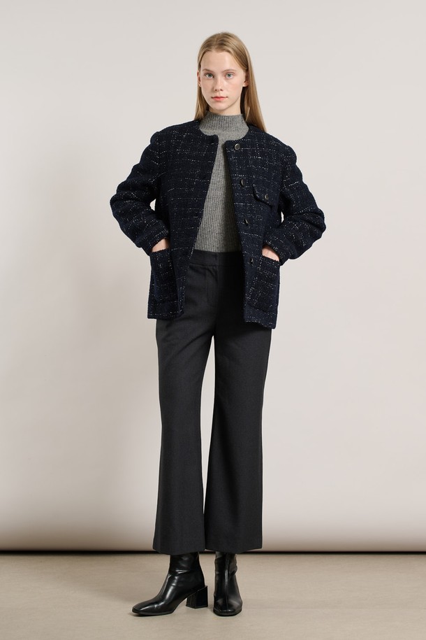 [25WT] 울 블렌디드 트위드 재킷 - NAVY A5WAJ12655는 가을, 겨울 시즌 여성 의류입니다. 클래식한 무드의 네이비 컬러 크롭 재킷으로, 뻣뻣한 촉감의 두꺼운 울 블렌디드 소재로 제작되었습니다. 버튼 여밈 방식이며, 긴 소매와 레귤러 핏 디자인이 특징입니다. 오피스룩, 출근룩, 모임룩 등 다양한 TPO에 활용 가능한 클래식, 미니멀, 시크 스타일의 자켓입니다. 트위드 패턴으로 세련된 분위기를 연출합니다.
