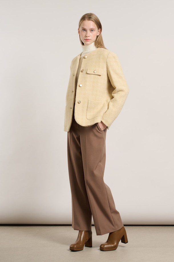 [25WT] 울 블렌디드 트위드 재킷 - M BEIGE A5WAJ12672는 가을과 겨울, 오피스룩, 모임룩, 데이트룩에 어울리는 여성용 트위드 재킷입니다. 클래식하고 미니멀한 스타일을 연출하며, 레귤러핏 크롭 기장으로 세련된 실루엣을 선사합니다. 100% 울 소재로 제작되어 두꺼운 두께감과 포근한 착용감을 느낄 수 있으며, 베이지 컬러와 트위드 패턴이 고급스러운 분위기를 더합니다. 버튼 여밈 방식과 포켓 디테일이 돋보이는 긴소매 재킷입니다.
