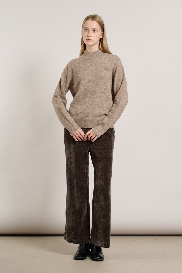 다크 베이지 색상의 [25WT] 알파카 로고 반넥 풀오버입니다. 부드러운 촉감의 알파카 소재로 제작되어 가을과 겨울에 따뜻하게 착용할 수 있습니다. 하프넥 디자인과 긴 소매 기장, 레귤러 핏으로 베이직하고 미니멀한 스타일을 연출합니다. 데일리룩은 물론, 출근룩과 모임룩에도 활용하기 좋으며, 클래식, 미니멀, 캐주얼 등 다양한 스타일을 소화합니다. 풀오버 스타일로 편안하게 착용 가능하며, 로고 패턴이 은은하게 포인트를 더합니다.
