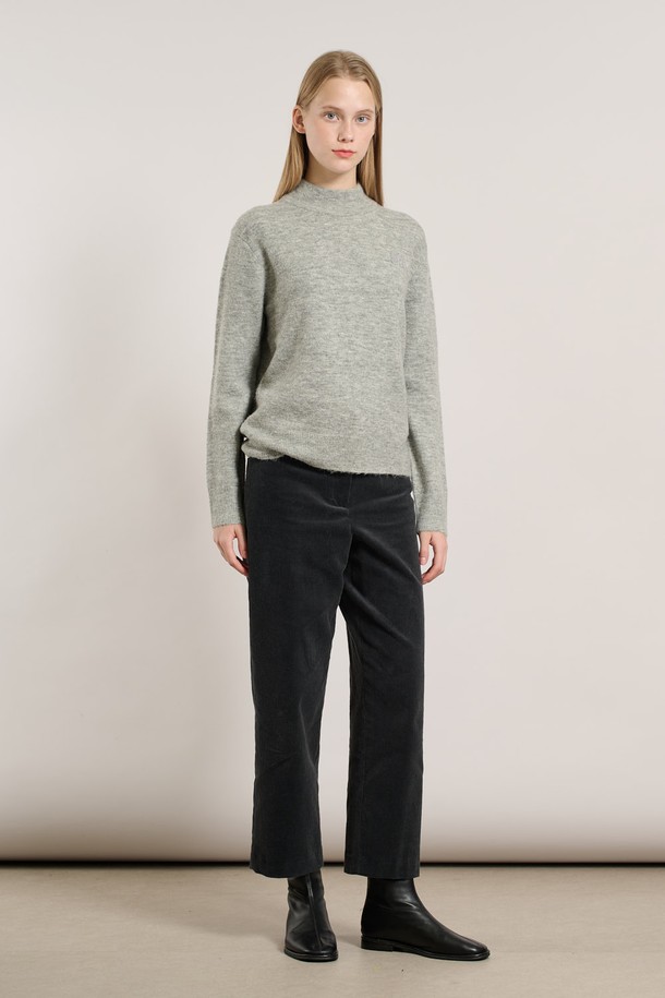 [25WT] 알파카 로고 반넥 풀오버는 부드러운 촉감의 알파카 소재로 제작되어 가을과 겨울에 따뜻하게 착용하기 좋은 여성용 니트/스웨터입니다. 레귤러 핏에 하프넥 디자인으로, 베이직하고 미니멀한 스타일을 연출합니다. 그레이 컬러에 로고 패턴이 포인트로 들어가 심플하면서도 세련된 느낌을 더합니다. 긴 소매 기장과 두꺼운 두께감으로 포근함을 선사하며, 풀오버 스타일로 편안하게 착용할 수 있습니다.
