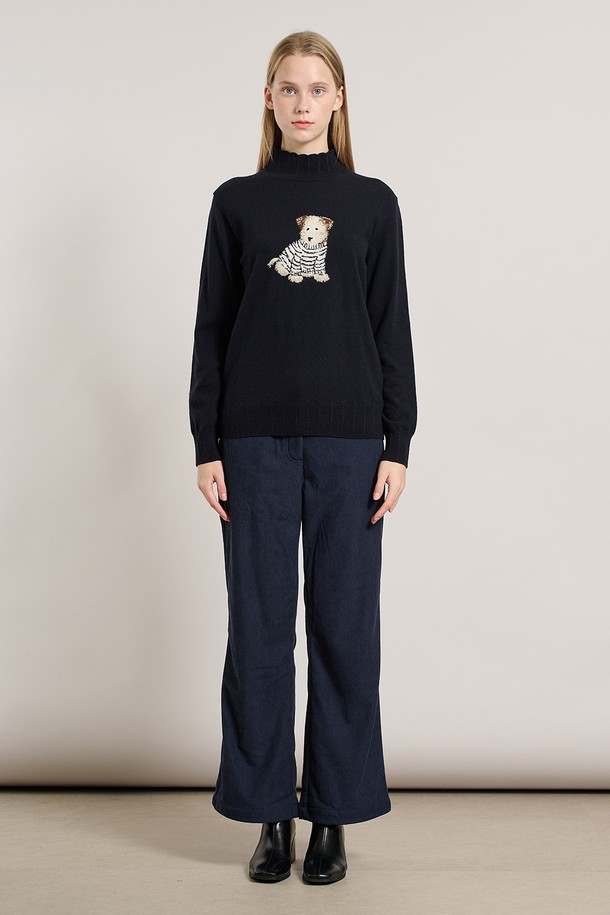 [25WT] 슈아 하프넥 풀오버 - DARK NAVY A5WAK41356는 부드러운 니트 소재의 여성용 하프넥 풀오버입니다. 짙은 네이비 컬러에 캐주얼한 스타일로, 가을과 겨울에 따뜻하게 착용하기 좋습니다. 레귤러 핏에 긴 소매 기장으로 제작되었으며, 곰 캐릭터 자수 디테일이 포인트로 더해져 귀여움을 더했습니다. 하프넥 디자인으로 목을 따뜻하게 감싸주며, 두꺼운 두께감으로 포근한 착용감을 선사합니다. 일상생활에서 편안하고 스타일리시하게 연출할 수 있는 아이템입니다.
