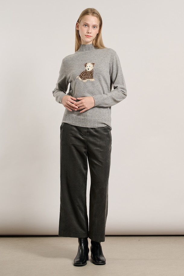 [25WT] 슈아 하프넥 풀오버 - MULTI M GRAY A5WAK41397는 부드러운 촉감의 울 소재로 제작된 여성용 하프넥 풀오버입니다. 캐주얼, 베이직 스타일로 일상에서 편안하게 착용하기 좋으며, 가을과 겨울에 따뜻함을 더해줍니다. 레귤러 핏에 긴 소매 기장으로 디자인되었으며, 두꺼운 두께감으로 포근함을 느낄 수 있습니다. 특히 곰 자수 디테일이 포인트로 더해져 귀여운 무드를 연출합니다. 그레이 컬러의 베이직한 디자인으로 다양한 스타일 연출에 활용하기 좋습니다.
