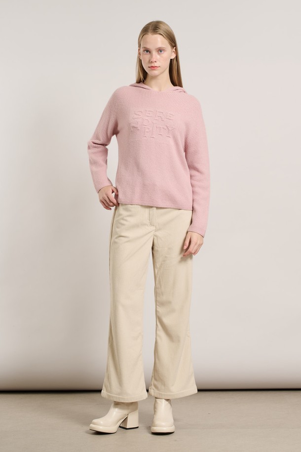 [25WT] 세렌디피티 후드 홀가 풀오버 - PINK A5WAK42222는 부드러운 니트 소재의 여성용 홀가먼트 후드 풀오버입니다. 핑크 컬러의 이 제품은 가을, 겨울 시즌에 어울리며, 캐주얼하고 베이직한 스타일을 연출합니다. 레귤러핏과 긴 소매 기장으로 편안함을 더했으며, 두꺼운 두께감으로 따뜻하게 착용할 수 있습니다. 집콕룩, 산책룩에 활용하기 좋으며, 미니멀한 스타일을 선호하는 분들께 추천합니다. 세렌디피티 시리즈로 출시되어, 높은 퀄리티와 디자인을 자랑합니다.
