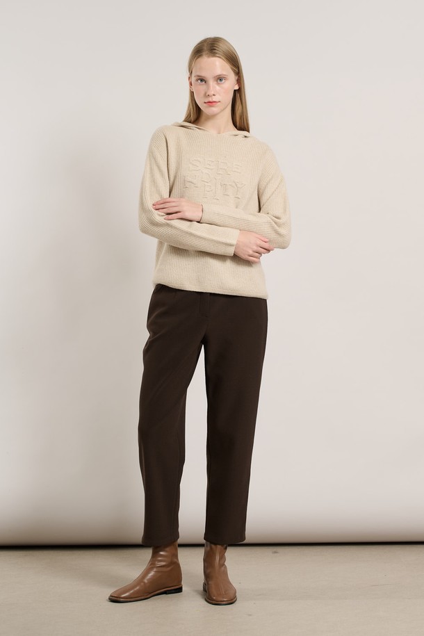 [25WT] 세렌디피티 후드 홀가 풀오버 - LIGHT BEIGE A5WAK42271는 여성용 상의 니트/스웨터입니다. 라이트 베이지 컬러의 레귤러핏 후드 풀오버 스타일로, 부드러운 니트 소재의 홀가먼트 디자인이 특징입니다. 가을, 겨울 시즌에 어울리는 두꺼운 두께감으로 따뜻하게 착용할 수 있으며, 베이직하고 캐주얼한 스타일을 연출합니다. 긴 소매 기장으로 편안함을 더하여 일상복으로 활용하기 좋습니다.
