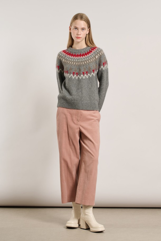 [25WT] 노르딕 클로크 라쿤 풀오버 - DARK GRAY A5WBK43117는 여성용 니트/스웨터입니다. 다크 그레이 컬러의 레귤러핏 라운드넥 풀오버로, 가을과 겨울에 따뜻하게 착용할 수 있습니다. 촘촘한 노르딕 패턴과 부드러운 울 소재, 라쿤 퍼 디테일이 특징이며, 캐주얼 스타일에 잘 어울립니다. 두께감이 있는 긴 소매 디자인으로 포근한 착용감을 선사합니다.
