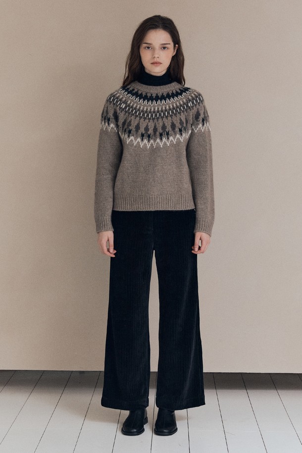 [25WT] 노르딕 클로크 라쿤 풀오버 - DARK BEIGE A5WBK43173는 부드러운 촉감의 울과 라쿤 소재로 제작되어 가을, 겨울 시즌에 따뜻하게 착용할 수 있는 여성용 니트/스웨터입니다. 다크 베이지 컬러에 노르딕 패턴이 더해져 캐주얼하면서도 베이직한 스타일을 연출합니다. 레귤러핏 터틀넥 디자인과 긴 소매 기장으로 보온성을 높였으며, 풀오버 스타일과 라쿤 퍼 디테일이 특징입니다. 두꺼운 두께감으로 포근함을 더하여 일상에서 편안하게 즐기기 좋습니다.
