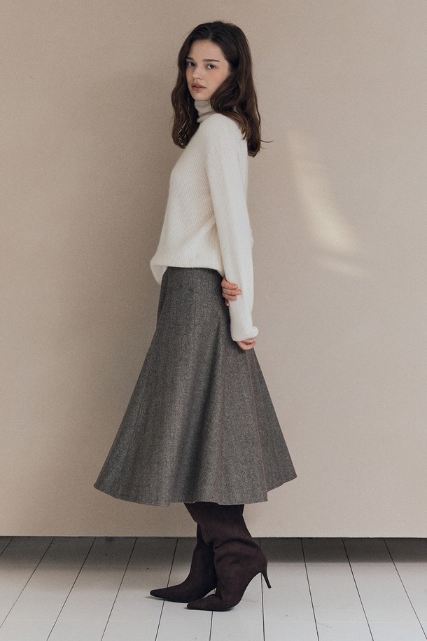 아이보리 컬러의 [25WT] 카멜 폴라 풀오버는 여성스러움을 강조하는 니트/스웨터입니다. 부드러운 울 소재로 제작되어 가을과 겨울, 두 계절 동안 따뜻하게 착용할 수 있습니다. 베이직하고 미니멀한 스타일로 어떤 룩에도 잘 어울리며, 레귤러 핏과 긴 소매, 터틀넥 디자인으로 편안한 착용감을 선사합니다. 특히 카멜 컬러 배색이 포인트로 들어가 세련된 분위기를 더합니다.
