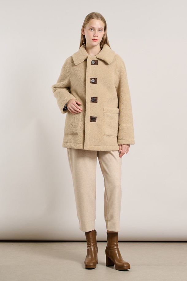 "25WT" 리버시블 페이크무스탕 - DARK BROWN A5WBF84275는 여성용 아우터로, 가을과 겨울에 따뜻하게 입을 수 있는 무스탕입니다. 다크 브라운 컬러의 무지 디자인으로, 캐주얼, 미니멀, 클래식 스타일을 연출하기 좋습니다. 부드러운 촉감의 인조 가죽과 퍼 소재를 사용하여 두꺼운 두께감을 자랑하며, 리버시블 디자인으로 다양한 스타일을 연출할 수 있습니다. 크롭 기장에 버튼 여밈 방식, 긴 소매와 레귤러핏으로 편안하게 착용 가능하며 페이크퍼 디테일이 돋보입니다.