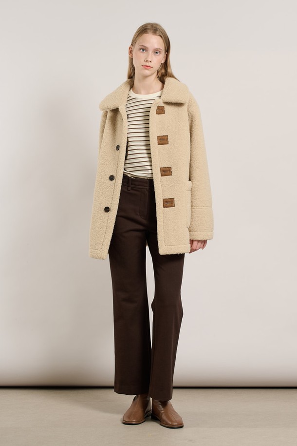 [25WT] 리버시블 페이크무스탕 - BROWN A5WBF84274는 여성용 아우터로, 가을과 겨울에 따뜻하게 착용할 수 있는 무스탕입니다. 브라운 컬러의 무지 디자인으로 캐주얼, 클래식, 미니멀 스타일을 연출하기 좋습니다. 안감은 페이크 퍼로 제작되어 포근함을 더하며, 리버시블 디자인으로 다양한 스타일을 연출할 수 있습니다. 레귤러핏과 버튼 여밈 방식, 긴 소매 기장으로 편안함과 스타일을 모두 갖췄습니다. 인조가죽과 스웨이드 소재로 제작되어 부드러운 촉감을 선사하는 두꺼운 두께감의 무스탕입니다.
