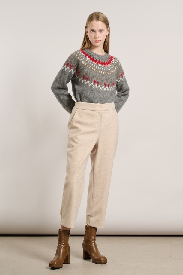 [25WT] 니트블록 팬츠 - LIGHT BEIGE A5WAP32871는 부드러운 촉감의 니트 소재로 제작된 여성용 긴 바지입니다. 가을, 겨울 시즌에 어울리는 두꺼운 두께감으로 따뜻하게 착용할 수 있으며, 일상에서 편안하게 즐길 수 있는 캐주얼 스타일의 제품입니다. 라이트 베이지 컬러의 무지 디자인에 레귤러핏으로 제작되어 베이직하면서도 미니멀한 분위기를 연출합니다. 허리 밴딩 처리와 니트 블록 디테일이 특징이며, 집콕룩으로도 활용하기 좋은 아이템입니다.
