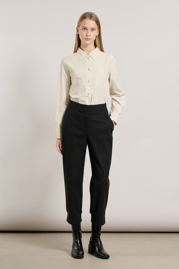 [25WT] 니트블록 팬츠 - BLACK A5WAP32899는 부드러운 니트 소재로 제작되어 편안한 착용감을 선사하는 여성용 니트 팬츠입니다. 가을과 겨울에 적합하며, 베이직하고 미니멀한 스타일을 연출합니다. 허리 밴딩 처리로 활동성을 높였으며, 스트레이트 또는 레귤러 핏으로 떨어지는 긴 기장의 디자인입니다. 무지 패턴에 니트 블록 디테일이 더해져 포인트를 주며, 출근룩과 집콕룩 모두 활용 가능합니다. 기본에 충실한 디자인으로 미니멀, 클래식, 캐주얼 등 다양한 스타일을 소화할 수 있습니다.
