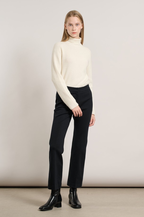 [25WT] 기모 부츠컷 팬츠 - BLACK A5WAP38399는 여성용 부츠컷 기모 바지입니다. 가을과 겨울에 입기 좋은 두꺼운 두께감으로, 부드러운 촉감과 레귤러핏을 제공합니다. 톤온톤 블랙 컬러에 무지 디자인으로, 출근룩, 클래식, 미니멀, 캐주얼 스타일을 모두 소화할 수 있습니다. 밴딩 없이 허리 라인을 잡아주어 깔끔한 실루엣을 연출하며, 일상복으로 활용하기 좋습니다.
