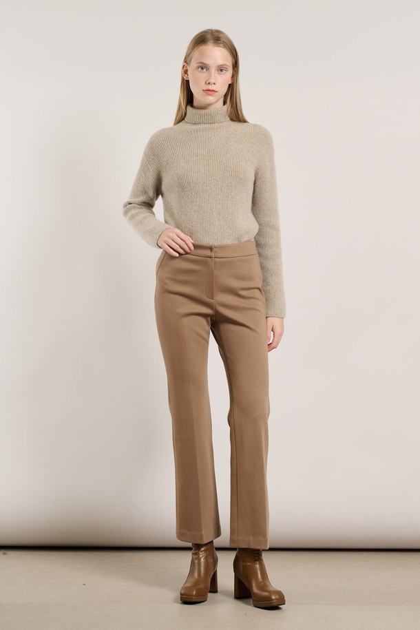 [25WT] 기모 부츠컷 팬츠 - 다크 베이지 A5WAP38373는 부드러운 촉감의 기모 소재로 제작되어 가을과 겨울에 따뜻하게 입을 수 있는 여성용 부츠컷 팬츠입니다. 다크 베이지 색상에 무지 디자인으로 어떤 스타일에도 잘 어울리는 베이직한 아이템입니다. 레귤러핏으로 편안하게 착용 가능하며, 두꺼운 두께감으로 보온성을 높였습니다. 클래식, 미니멀, 캐주얼 등 다양한 스타일을 연출할 수 있어 활용도가 높습니다. 일상복으로 편안하게 즐겨 입기 좋습니다.
