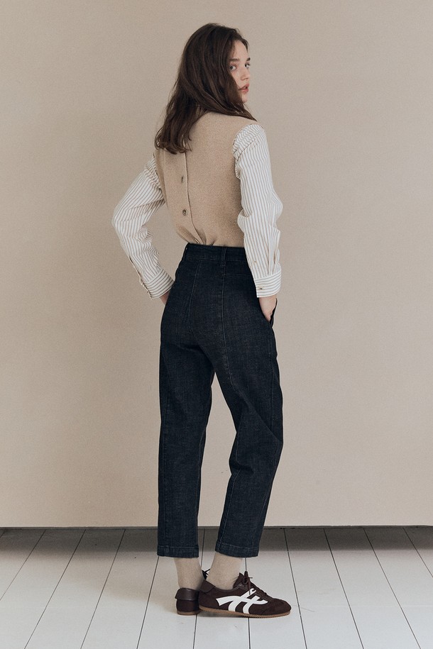 [25WT] 배기핏 기모 데님 팬츠 - CHARCOAL GRAY A5WAP35598는 포근함과 스타일을 동시에 만족시키는 여성용 데님 팬츠입니다. 톤 다운된 차콜 그레이 컬러에 캐주얼하고 미니멀한 스타일을 더해 출근룩으로도 손색없습니다. 두꺼운 두께감의 데님 소재와 부드러운 기모 안감으로 따뜻하고 편안한 착용감을 선사합니다. 배기핏 디자인으로 자연스러운 실루엣을 연출하며, 가을, 겨울 시즌에 활용하기 좋습니다. 데일리룩에 포인트를 더해줄 무지 패턴의 긴 기장 데님 팬츠입니다.
