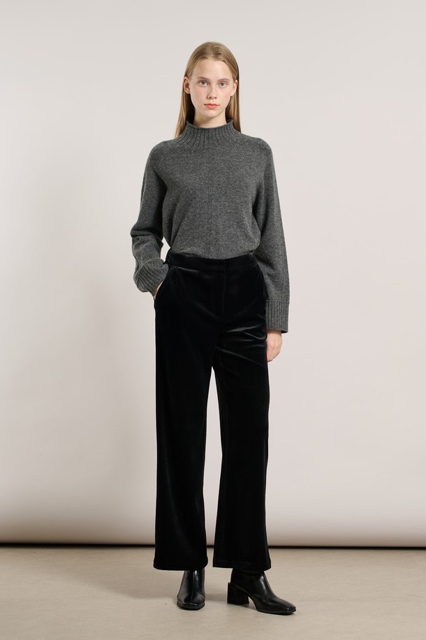 따뜻한 기모 안감으로 포근함을 더한 [25WT] 기모 슬림일자핏 팬츠 - BLACK A5WAP32799입니다. 쌀쌀한 가을, 겨울 시즌에 안성맞춤이며, 베이직하고 미니멀한 스타일로 다양한 상의와 매치하기 좋습니다. 부드러운 촉감과 두꺼운 두께감으로 편안한 착용감을 선사하며, 슬림핏과 일자핏의 조화로 다리 라인을 더욱 슬림하게 연출해줍니다. 깔끔한 무지 디자인에 블랙 컬러로, 출근룩은 물론 데일리룩으로도 활용 가능한 실용적인 아이템입니다.
