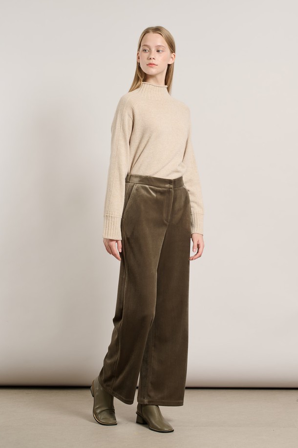 따뜻하고 포근한 착용감의 여성 기모 슬림일자핏 팬츠입니다. 부드러운 촉감의 기모 안감으로 가을, 겨울철에도 따뜻하게 착용할 수 있습니다. 베이직하고 캐주얼한 스타일로 일상에서 편안하게 활용하기 좋으며, 슬림핏 디자인으로 다리 라인을 더욱 슬림하게 연출해 줍니다. 카키 컬러의 무지 디자인으로 다양한 상의와 쉽게 매치하여 미니멀, 캐주얼, 클래식 스타일을 연출할 수 있습니다. 두께감 있는 소재로 보온성을 높여 추운 날씨에도 따뜻함을 유지해 줍니다.
