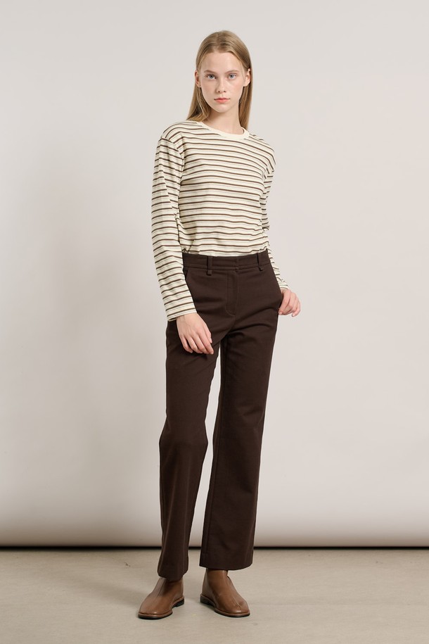 세련된 무드를 연출하는 [25WT] 세미 부츠컷 팬츠 - 다크 브라운 A5WAP32675입니다. 울 소재로 제작되어 부드러운 촉감과 두꺼운 두께감으로 가을, 겨울 시즌에 따뜻하게 착용하기 좋습니다. 세미 부츠컷 실루엣이 다리 라인을 더욱 슬림 해 보이게 하며, 베이직하고 클래식한 디자인으로 오피스룩, 출근룩, 모임룩 등 다양한 TPO에 활용 가능합니다. 미니멀하고 시크한 스타일을 완성해 보세요.
