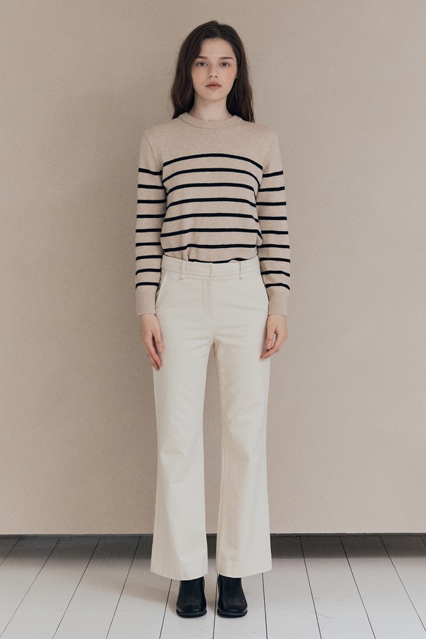 [25WT] 세미 부츠컷 팬츠 - CREAM A5WAP32614는 여성용 바지로, 봄, 가을에 착용하기 좋습니다. 크림색상의 무지 디자인으로 베이직하고 클래식한 스타일을 연출하며, 레귤러 핏의 세미 부츠컷으로 다리가 길어 보이는 효과를 줍니다. 출근룩, 오피스룩, 모임룩 등 다양한 TPO에 활용 가능하며, 미니멀하고 클래식한 스타일을 선호하는 분들께 추천합니다. 밴딩이 없는 긴 기장의 바지입니다.
