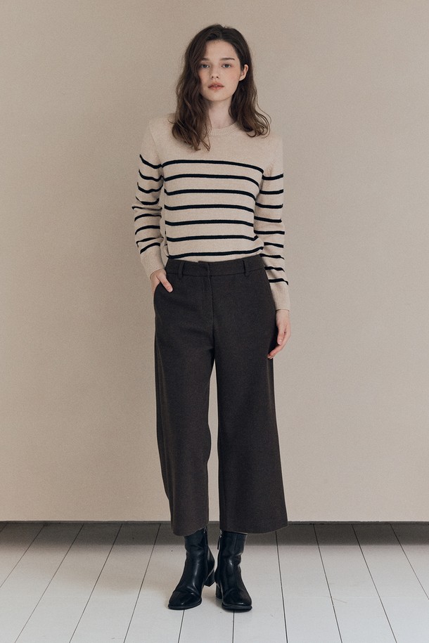 [25WT] 윈터 와이드 팬츠 - DARK BROWN A5WAP32475는 겨울철 우아함과 따뜻함을 선사하는 여성용 와이드 팬츠입니다. 다크 브라운 컬러의 울 소재로 제작되어 베이직하면서도 고급스러운 분위기를 연출합니다. 넉넉한 와이드 핏과 긴 기장으로 편안한 착용감을 제공하며, 출근룩, 오피스룩, 모임룩 등 다양한 TPO에 활용 가능합니다. 클래식, 미니멀, 시크 스타일을 즐겨 입는 분들께 추천하는 필수 아이템입니다. 두꺼운 두께감으로 겨울 추위에도 끄떡없이 따뜻하게 입을 수 있습니다.
