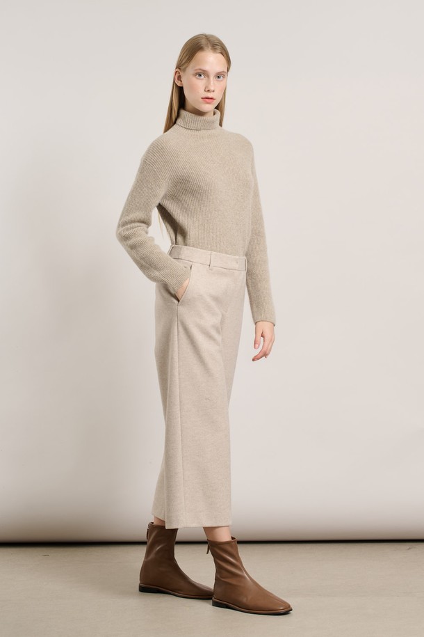 [25WT] 윈터 와이드 팬츠 - M BEIGE A5WAP32472는 여성용 와이드 핏 팬츠입니다. 베이직한 스타일과 무지 디자인으로, 출근룩, 미니멀, 클래식, 캐주얼 스타일에 적합합니다. 겨울 계절에 어울리며, 긴 기장의 베이지색 바지로 따뜻하고 편안한 착용감을 제공합니다.
