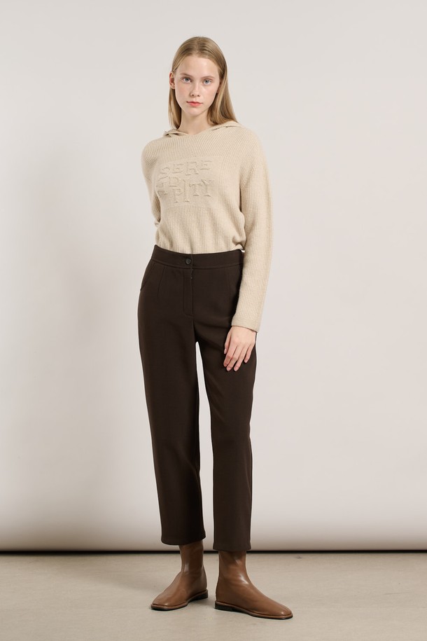 [25WT] 뒤밴드 기모 팬츠 - DARK BROWN A5WBP34075는 쌀쌀한 날씨에 따뜻하게 착용하기 좋은 여성용 기모 팬츠입니다. 다크 브라운 컬러의 스트레이트 핏 긴 바지로, 베이직하고 캐주얼한 스타일을 연출합니다. 겉감은 부드러운 촉감이며, 안감은 기모로 처리되어 보온성을 높였습니다. 허리 뒷부분에 밴딩 디테일이 있어 편안한 착용감을 제공하며, 출근룩, 캐주얼, 미니멀, 클래식 등 다양한 스타일로 활용하기 좋습니다. 가을, 겨울 시즌에 어울리는 두께감 있는 팬츠입니다.
