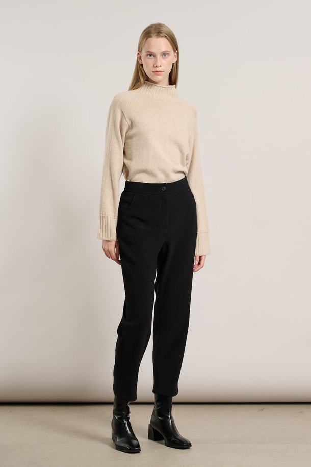 **[25WT] 뒤밴드 기모 팬츠 - BLACK A5WBP34099**는 여성용 기모 팬츠로, 가을과 겨울에 따뜻하게 착용하기 좋습니다. 부드러운 촉감의 기모 안감과 레귤러핏으로 편안한 착용감을 선사하며, 뒷밴딩 디자인으로 활동성을 높였습니다. 무지 디자인에 블랙 컬러로 어떤 상의와도 매치하기 쉬워 미니멀, 클래식, 캐주얼 등 다양한 스타일을 연출할 수 있습니다. 두께감이 있어 보온성이 뛰어나 일상생활에서 활용하기 좋은 아이템입니다.
