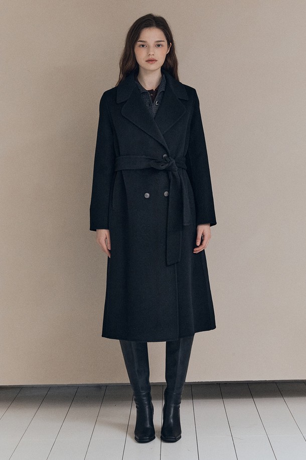 [25WT] 핸드메이드 더블 코트 - BLACK A5WBH83199는 여성 고객을 위한 아우터입니다. 가을과 겨울에 어울리는 블랙 컬러의 롱 기장 더블 코트로, 미니멀하고 클래식한 스타일을 연출합니다. 울 소재로 제작되어 두꺼운 두께감을 자랑하며, 핸드메이드 특유의 고급스러움과 벨트 디테일로 포인트를 더했습니다. 출근룩, 오피스룩, 모임룩 등 다양한 TPO에 활용 가능하며, 시크하고 세련된 스타일을 완성해 줍니다. 레귤러핏으로 제작되어 편안한 착용감을 선사합니다.
