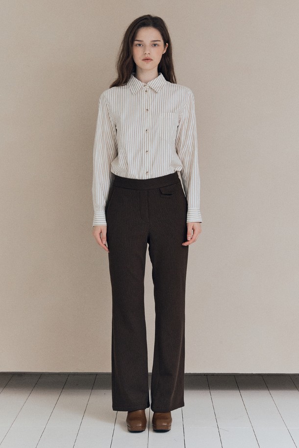 [25WT] 부츠컷 코듀로이 - BROWN A5WAG39174는 여성의 가을, 겨울 스타일을 책임질 코듀로이 팬츠입니다. 부드러운 촉감의 두꺼운 코듀로이 소재로 제작되어 따뜻하고 편안한 착용감을 선사합니다. 브라운 컬러의 무지 디자인에 하이웨스트, 레귤러핏, 부츠컷으로 떨어지는 핏이 다리 라인을 더욱 길어 보이게 합니다. 캐주얼, 베이직, 클래식, 미니멀 스타일을 소화하기 좋으며, 일상복으로 활용하기 좋습니다.
