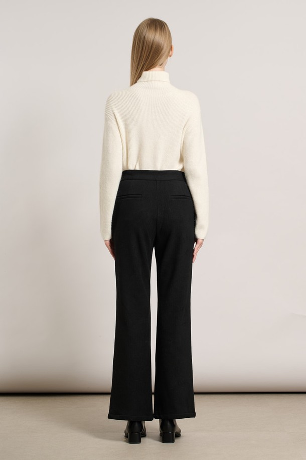 [25WT] 부츠컷 코듀로이 - BLACK A5WAG39199는 여성용으로 제작된 블랙 컬러의 코듀로이 팬츠입니다. 가을, 겨울 시즌에 어울리는 두꺼운 두께감의 긴 기장 바지로, 베이직하고 캐주얼한 스타일을 연출합니다. 레귤러핏 부츠컷 디자인으로 출근룩이나 모임룩에 활용하기 좋으며, 캐주얼, 클래식, 미니멀 스타일을 즐겨 입는 분들께 추천합니다. 무지 패턴의 코듀로이 소재로 제작되어 부드러운 촉감을 선사합니다. 밴딩 처리가 없는 디자인입니다.
