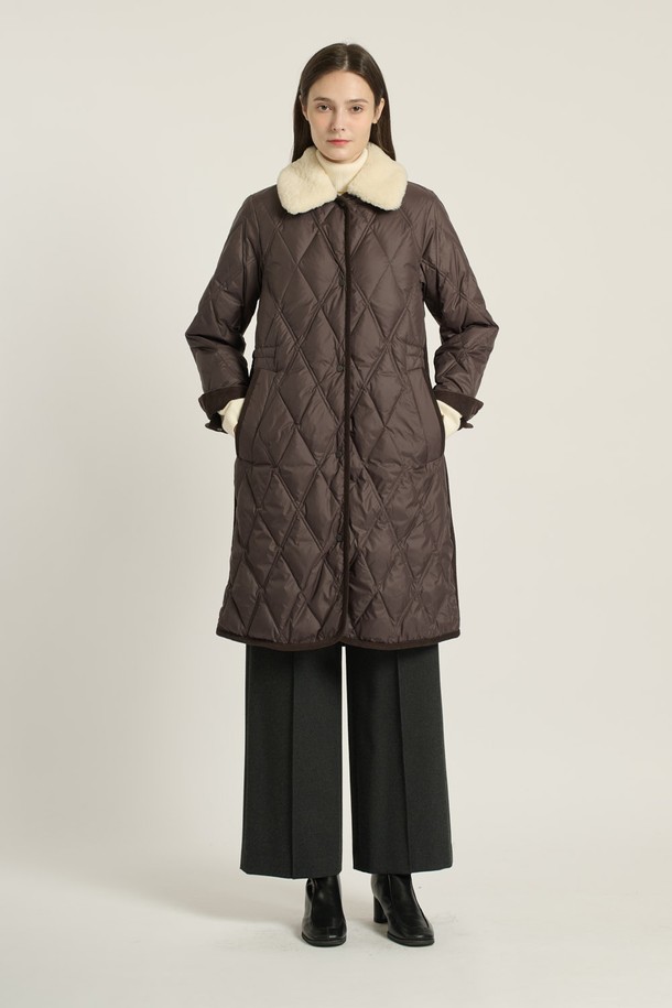 [25WT] 포우 퍼 카라 다운 - DARK BROWN B5D9F87375는 여성용 다운 점퍼입니다. 겨울철 일상복으로 적합하며, 베이직하고 캐주얼한 스타일을 연출합니다. 다크 브라운 컬러의 퀄팅 패턴이 돋보이며, 오버핏의 숏패딩으로 제작되었습니다. 부드러운 촉감의 나일론 소재와 두꺼운 두께감으로 따뜻함을 선사하며, 긴 소매와 집업 여밈 방식, 퍼 카라 디테일이 특징입니다. 안감은 패딩으로 되어 있습니다.
