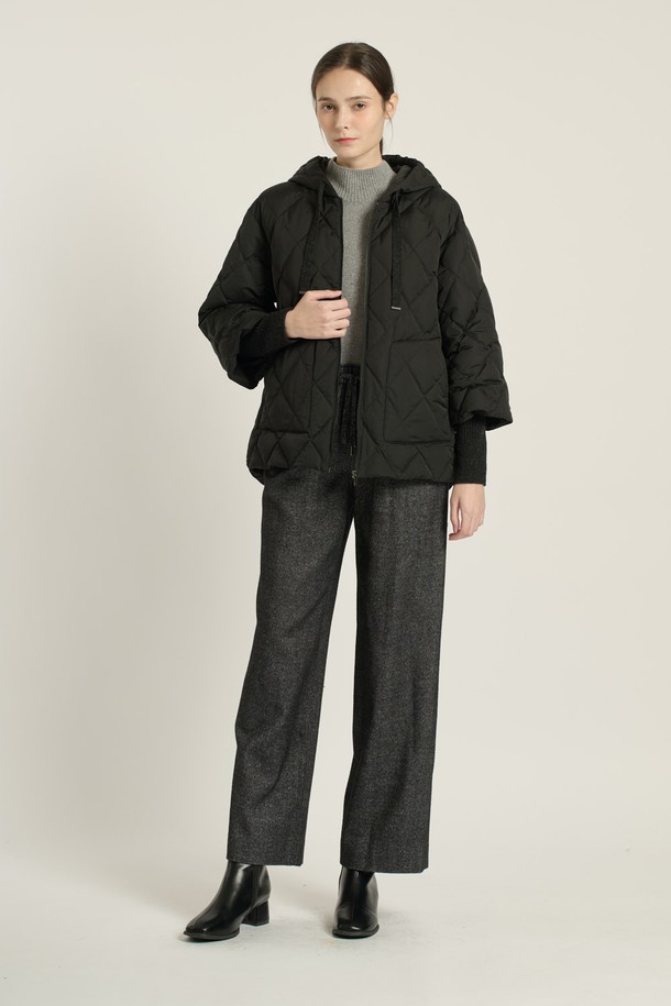 [25WT] 니트 배색 하프 기장 집업 다운 - BLACK B5D9F80799은 여성용 겨울 아우터입니다. 캐주얼 스타일의 블랙 컬러 무지 제품으로, 니트 배색이 포인트입니다. 두꺼운 두께감의 레귤러핏 다운 점퍼이며, 하프 기장과 긴 소매, 집업 여밈 방식이 특징입니다. 일상에서 편안하게 착용하기 좋은 스타일의 다운 자켓입니다.
