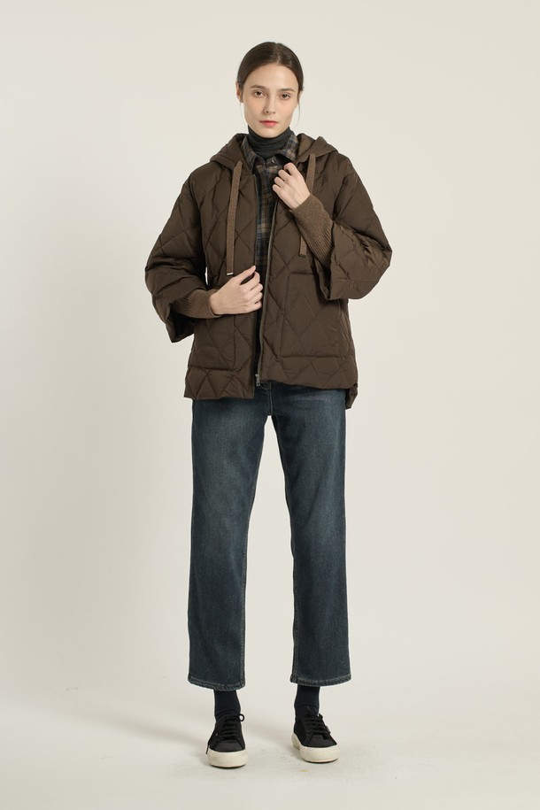 [25WT] 니트 배색 하프 기장 집업 다운은 여성용 아우터로, 브라운 컬러의 따뜻하고 포근한 겨울철 필수 아이템입니다. 캐주얼, 베이직 스타일을 기반으로, 오버핏과 니트 배색 디자인이 돋보이는 하프 기장의 패딩 점퍼입니다. 부드러운 촉감의 나일론 소재와 두꺼운 두께감으로 보온성을 높였으며, 집업 방식과 긴 소매로 편안함을 더했습니다. 여행룩, 캠핑룩 등 다양한 TPO에 활용 가능한 실용적인 제품으로, 미니멀하고 클래식한 스타일을 선호하는 분들께 추천합니다.
