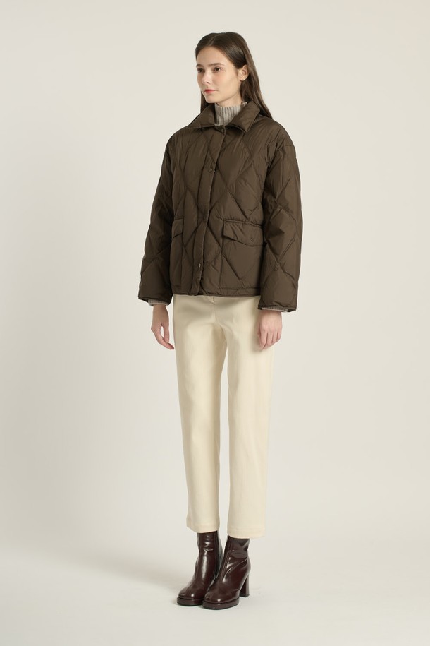 [25WT] 다이아 덕 다운 - BROWN B5D9F87974는 겨울철 따뜻함을 책임지는 여성용 다운 점퍼입니다. 부드러운 촉감의 덕다운 충전재와 두꺼운 두께감으로 뛰어난 보온성을 제공하며, 캐주얼 및 베이직 스타일을 연출하기 좋습니다. 무지 패턴에 숏패딩 스타일로, 퀼팅 디자인과 포켓, 칼라 디테일이 돋보입니다. 오버핏에 집업 여밈 방식과 긴 소매 기장으로 편안한 착용감을 선사하며, 출근룩과 여행룩에 모두 활용할 수 있습니다.
