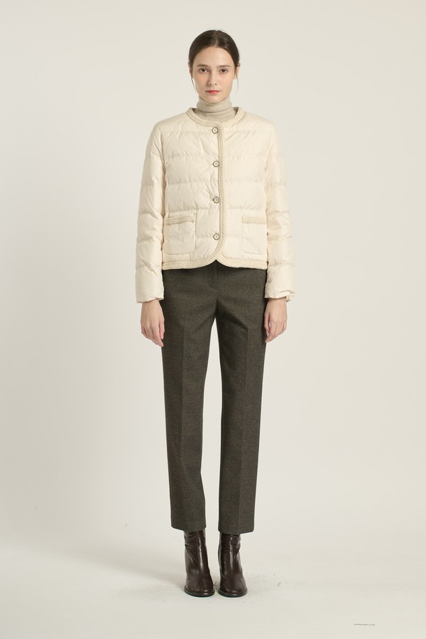 [25WT] 라운드넥 블레이드 숏다운 - CREAM B5D9F80314는 여성용 숏다운으로, 겨울철 일상 및 출근룩에 적합합니다. 크림색상의 무지 디자인에 라운드넥으로 미니멀하고 베이직한 스타일을 연출합니다. 두꺼운 두께감의 나일론 소재로 제작되었으며, 부드러운 촉감과 보온 기능을 제공합니다. 레귤러핏으로 편안하게 착용 가능하며, 긴 소매와 버튼 여밈 방식이 특징입니다. 안감은 패딩 처리되어 따뜻함을 더해줍니다.
