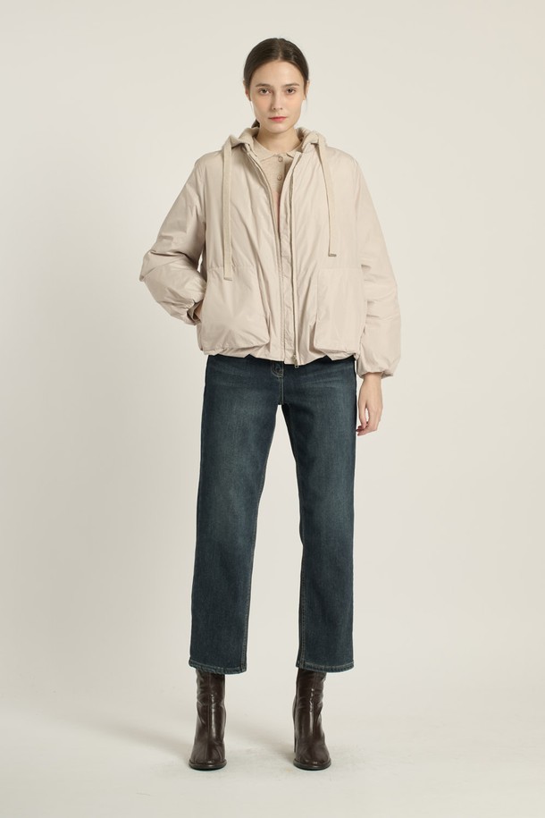 [25WT] 니트후드 볼륨 구스다운 - LIGHT BEIGE B5D9F80471는 여성용 아우터로, 겨울철 캐주얼 스타일을 연출하기에 좋은 구스다운 패딩입니다. 라이트 베이지 색상의 무지 디자인이며, 니트 후드가 달려 있어 포근한 느낌을 줍니다. 크롭 기장에 오버핏으로 디자인되어 트렌디한 스타일을 연출하며, 집업 방식으로 간편하게 착용할 수 있습니다. 부드러운 촉감과 두꺼운 두께감으로 뛰어난 보온성을 제공하여 여행룩, 캠핑룩 등 다양한 TPO에 활용 가능합니다. 미니멀, 고프코어 스타일을 선호하는 분들께 추천합니다.
