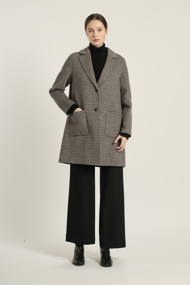 세련된 멀티 M 그레이 컬러의 [25WT] 싱글버튼 체크 핸드메이드 코트입니다. 부드러운 촉감과 두꺼운 두께감으로 겨울과 가을, 따뜻하고 포근하게 착용할 수 있습니다. 롱, 하프, 미디엄 기장으로 출시되어 다양한 스타일 연출이 가능하며, 루즈핏과 릴랙스핏으로 편안한 착용감을 선사합니다. 클래식, 모던, 세련된 무드를 동시에 느낄 수 있으며, 출근룩과 오피스룩에 활용하기 좋아 활용도가 높습니다. 체크 패턴과 싱글 코트 디자인이 만나 고급스러운 분위기를 더하며, 포켓과 보온성, 내구성까지 갖춘 실용적인 아이템입니다.
