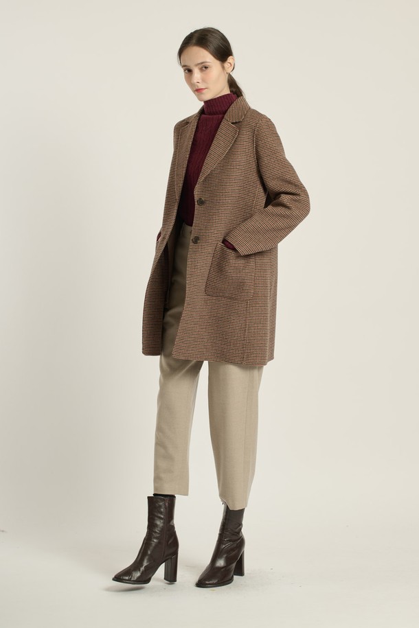 세련된 분위기를 연출하는 [25WT] 싱글 버튼 체크 핸드메이드 코트입니다. 부드러운 촉감의 모, 나일론, 울 혼방 소재로 제작되어 우수한 보온성을 자랑하며, 간절기부터 겨울까지 따뜻하게 착용할 수 있습니다. 넉넉한 루즈핏 실루엣과 미디엄 기장으로 편안하면서도 스타일리시하며, 클래식, 모던, 엘레강스 무드를 동시에 선사합니다. 베이지(M BEIGE) 컬러의 체크 패턴이 돋보이며, 오피스룩, 모임룩, 데이트룩 등 다양한 TPO에 활용 가능합니다. 앞면 포켓 2개로 실용성을 더한 핸드메이드 코트로, 미니멀, 시크 스타일을 즐기는 여성분들께 추천합니다.

