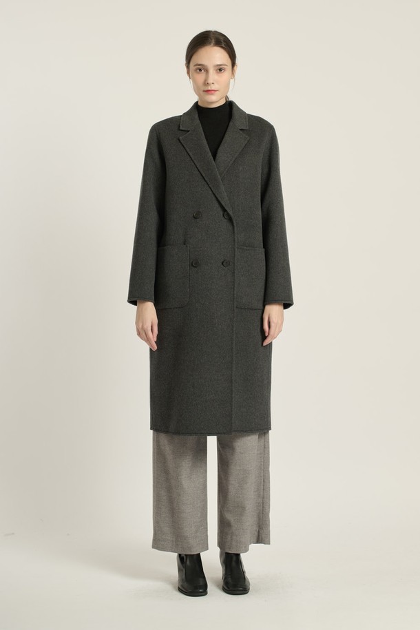 [25WT] 더블단추 핸드메이드 코트 - CHARCOAL GRAY (차콜 그레이) B5DAH82698는 여성스러운 출근룩, 오피스룩, 모임룩에 어울리는 코트입니다. 모던하고 세련된 스타일을 연출하며, 울, 캐시미어, 모 소재의 부드러운 촉감이 특징입니다. 롱 기장의 루즈핏으로 편안하게 착용 가능하며, 테일러드 카라와 큰 포켓 디테일이 돋보입니다. 차콜 그레이 색상으로 가을, 겨울 시즌의 클래식하고 시크한 룩을 완성해보세요. 더블 버튼 여밈 방식의 핸드메이드 코트입니다.

