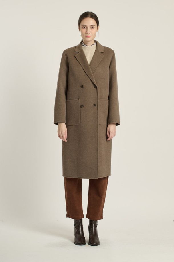 [25WT] 더블단추 핸드메이드 코트 - M BROWN B5DAH82679는 여성 고객을 위한 겨울 코트입니다. M BROWN과 CHARCOAL GRAY 두 가지 색상으로 제공되며, 롱 기장의 릴렉스핏으로 편안하게 착용 가능합니다. 부드러운 촉감의 모, 캐시미어, 폴리에스테르 혼방 소재로 제작되어 따뜻함을 선사합니다. 클래식, 우아함, 모던, 베이직 스타일을 아우르며, 오피스룩, 모임룩, 데이트룩 등 다양한 TPO에 활용할 수 있습니다. 
더블브레스트 디자인과 포켓 디테일이 돋보이는 핸드메이드 코트로, 시크하고 미니멀한 스타일을 연출합니다.
