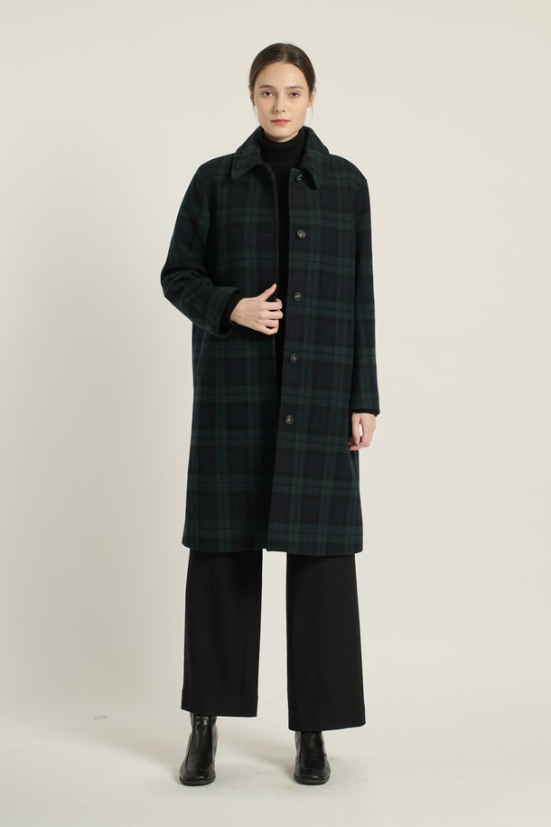 세련된 DARK GREEN 컬러의 [25WT] 스텐카라 클래식 체크 코트입니다. 모던하고 고급스러운 디자인으로, 겨울, 간절기, 가을 시즌에 활용하기 좋습니다. 슬림핏 또는 레귤러핏으로 연출 가능하며, 싱글 버튼 여밈과 스텐카라 디자인이 특징입니다. 데이트룩, 오피스룩, 모임룩 등 다양한 TPO에 맞춰 클래식, 미니멀, 시크한 스타일을 연출해보세요. 롱 또는 미디엄 기장으로, 체크 패턴과 포켓 디테일이 돋보이는 여성 코트입니다.
