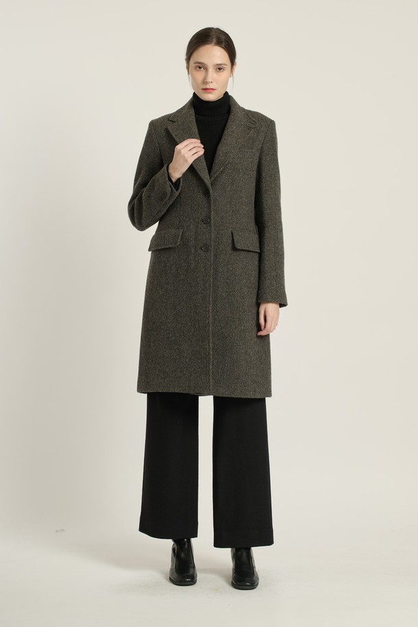 [25WT] 헤링본 롱 코트 - CHARCOAL GRAY (차콜 그레이) B5DAH82998은 여성용 아우터 코트입니다. 가을, 겨울 시즌에 어울리는 두꺼운 두께감의 롱 기장 싱글 코트로, 클래식, 모던, 우아한, 베이직한 스타일을 연출합니다. 챠콜 그레이와 카키 브라운 두 가지 색상으로 출시되었으며, 헤링본 패턴에 테일러드 칼라, 플랩 포켓, 소매 버튼 디테일이 특징입니다. 부드러운 촉감의 모, 울, 나일론 혼방 소재로 제작되어 출근룩, 오피스룩, 모임룩 등 다양한 TPO에 활용 가능하며, 클래식, 미니멀, 시크한 스타일을 완성합니다. 레귤러핏으로 제작되어 편안한 착용감을 선사합니다.
