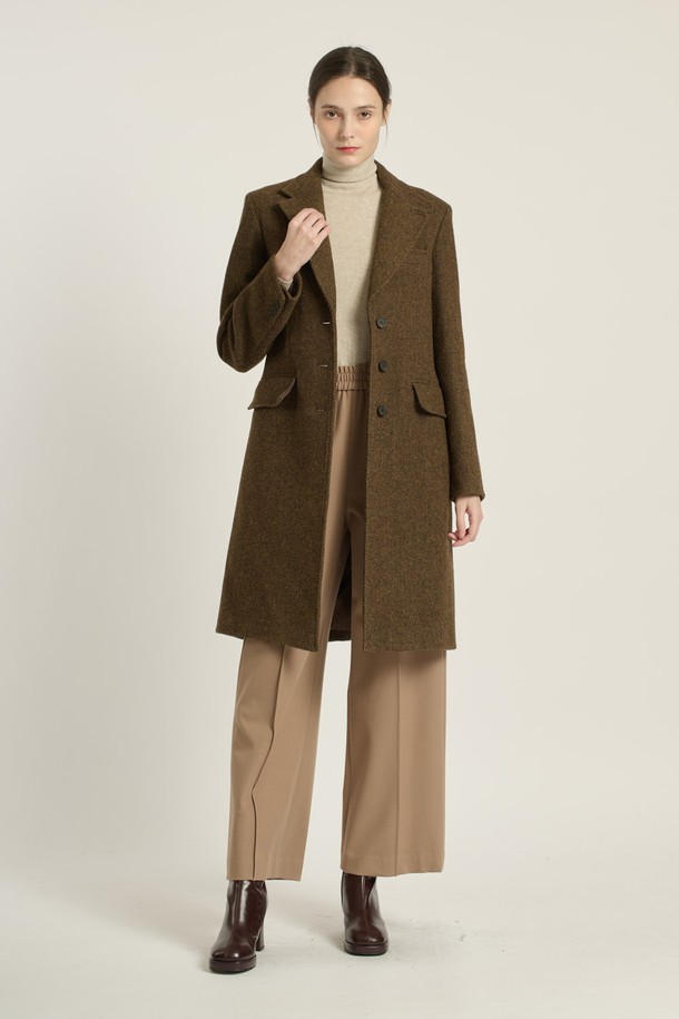 세련된 헤링본 패턴의 [25WT] 헤링본 롱 코트 - 카키 브라운 B5DAH82985는 여성스러운 라인을 살려주는 슬림핏 싱글 코트입니다. 울, 나일론, 폴리에스테르, 폴리우레탄 혼방 소재로 제작되어 부드러운 촉감과 적당한 두께감으로 가을, 겨울 시즌에 착용하기 좋습니다. 긴 소매 기장과 플랩 포켓 디테일, 안감 처리가 되어 있어 클래식하면서도 모던한 무드를 연출합니다. 출근룩, 오피스룩, 모임룩 등 다양한 TPO에 활용 가능하며, 미니멀, 시크 스타일을 즐기는 분들께 추천합니다. 색상은 카키 브라운과 차콜 그레이 두 가지로 출시되었습니다.
