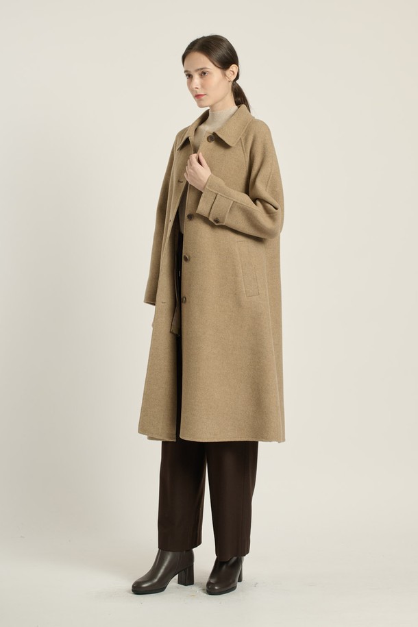 [25WT] 스탠카라 래글런 핸드메이드 코트는 여성 고객을 위한 아우터입니다. M BEIGE 컬러의 무지 디자인으로, 가을과 겨울에 우아하고 고급스러운 스타일을 연출합니다. 롱 또는 미디엄 기장의 여유 있는 루즈핏으로, 출근룩, 오피스룩, 모임룩 등 다양한 TPO에 활용 가능합니다. 부드러운 촉감의 모, 레이온 혼방 소재에 두꺼운 두께감으로 보온성을 높였으며, 래글런 소매와 스탠카라 디자인이 특징입니다. 싱글 버튼 여밈 방식으로 클래식하고 미니멀한 시크 스타일을 완성합니다.
