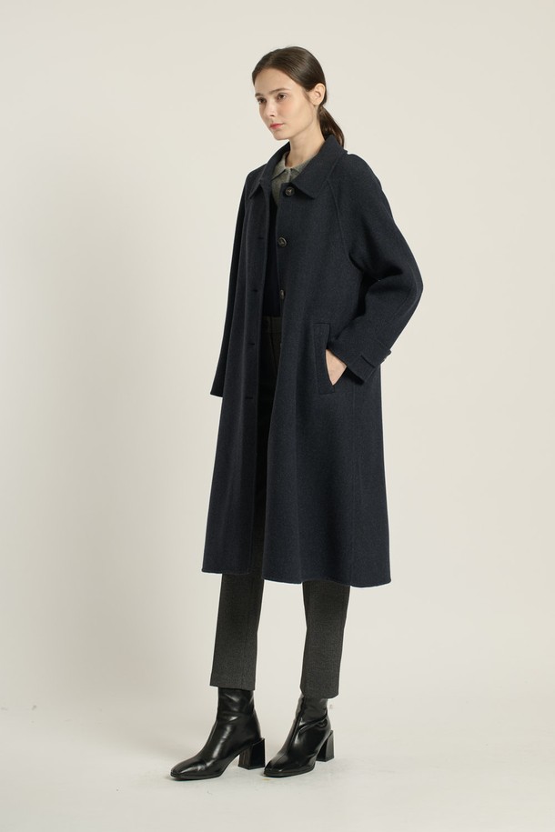 [25WT] 스탠카라 래글런 핸드메이드 코트 - NAVY B5DAH82455는 여성용 아우터로, 가을과 겨울에 착용하기 좋은 롱 기장의 핸드메이드 코트입니다. 네이비 및 베이지 색상으로 출시되었으며, 클래식, 우아함, 모던 스타일을 연출할 수 있습니다. 울과 모 소재를 사용하여 부드러운 촉감을 선사하며, 싱글 버튼, 벨트, 래글런 소매 디테일이 특징입니다. 루즈핏과 릴랙스핏으로 편안한 착용감을 제공하며, 오피스룩, 출근룩, 모임룩 등 다양한 TPO에 활용 가능합니다.
