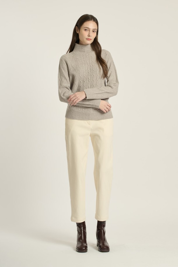 [25WT] 헤어리 케이블 풀오버 - OYSTER (B5DBK42886)는 부드러운 촉감의 양모, 알파카, 나일론 혼방 소재로 제작된 여성용 터틀넥 니트 스웨터입니다. 겨울 시즌에 어울리는 두꺼운 두께감과 레귤러핏 디자인으로, 클래식하고 우아한 스타일을 연출합니다. 케이블 패턴과 긴 소매는 포멀, 캐주얼, 일상 등 다양한 TPO에 활용 가능하며, 오피스룩, 모임룩, 데이트룩에 모두 잘 어울립니다. OYSTER 컬러는 세련된 분위기를, DARK RED 컬러는 따뜻한 느낌을 더합니다. 미니멀하면서도 클래식한 디자인으로 폭넓은 스타일링이 가능한 아이템입니다.
