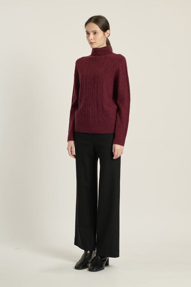 [25WT] 헤어리 케이블 풀오버 - DARK RED (B5DBK42825)는 여성용 상의 니트/스웨터로, 톤 다운된 다크 레드와 오이스터 두 가지 색상으로 출시되었습니다. 부드러운 양모, 알파카, 나일론 혼방 소재에 케이블 패턴이 돋보이며, 두께감 있는 긴소매 디자인으로 겨울과 간절기에 따뜻하게 착용할 수 있습니다. 레귤러 핏과 하프넥, 모크넥 등 다양한 스타일로 연출 가능하며, 캐주얼, 우아함, 세련됨을 동시에 느낄 수 있습니다. 레귤러 기장으로 제작되어 다양한 하의와 매치하기 용이합니다.
