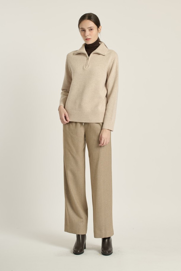 [25WT] 하이넥 반집업 풀오버 - LIGHT BEIGE (라이트 베이지) B5DAK41371는 여성용 니트/스웨터 상의입니다. 부드러운 모 소재로 제작되어 겨울철에도 따뜻하게 착용할 수 있습니다. 하이넥과 반집업 디자인으로 보온성을 높였으며, 레귤러핏과 긴소매 기장으로 편안한 착용감을 제공합니다. 라이트 베이지 색상의 무지 패턴으로 모던, 베이직, 캐주얼 스타일을 연출하기 좋으며, 출근룩과 모임룩, 클래식한 스타일에도 잘 어울립니다. 두꺼운 두께감으로 포근함을 더했습니다.
